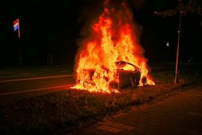 Bestuurder ziet rook onder dashboard en zet auto langs de kant in Valkenswaard: voertuig brandt voll