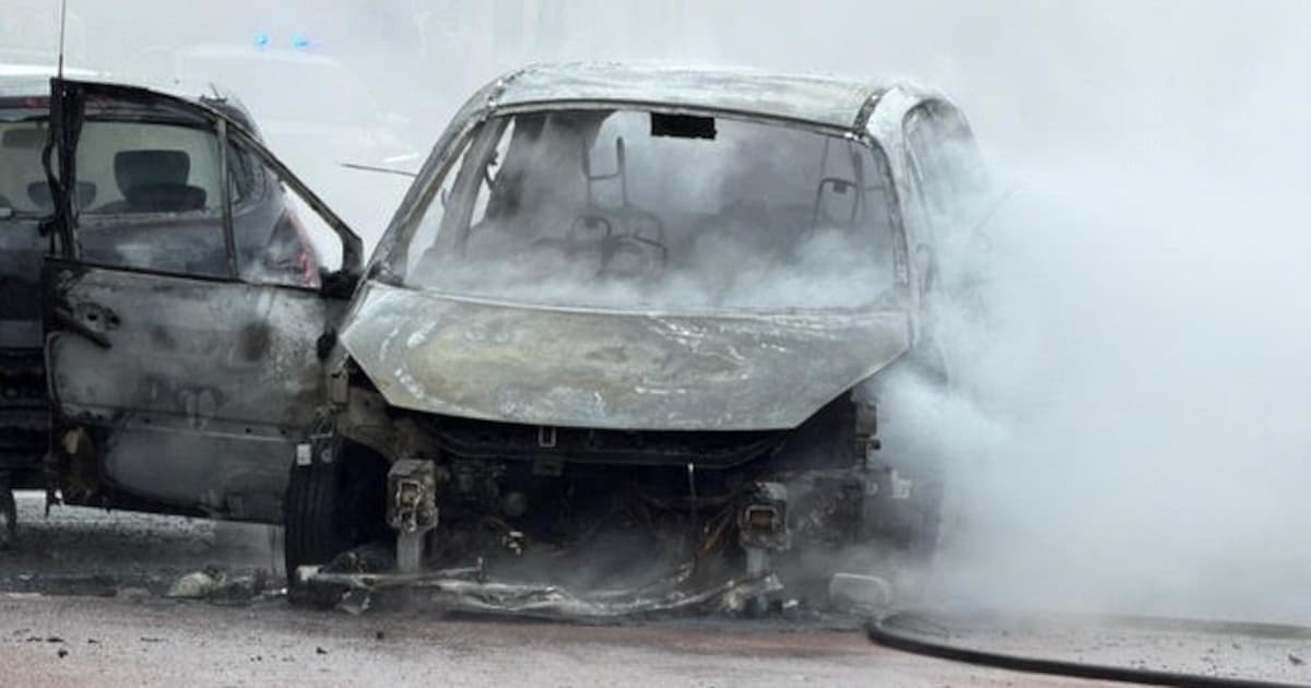 Rijdende auto vliegt in brand in Ransdaal