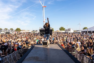 Ruim 4.500 rockfans op de eerste betalende editie van Pinopop: “Vandaag worden er 5.000 verwacht”