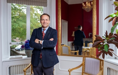 Poolse buitenlandminister Sikorski weet het zeker: ‘Poetin valt Europa niet aan, hij heeft er de troepen niet voor’