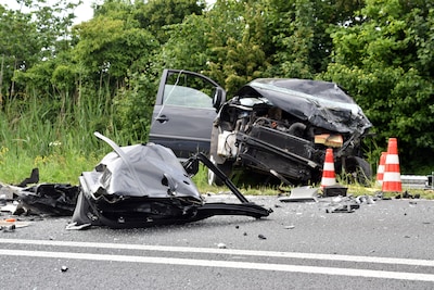 Frontale botsing tussen auto en vrachtwagen in Brakel: slachtoffer zwaargewond, onder politiebegelei