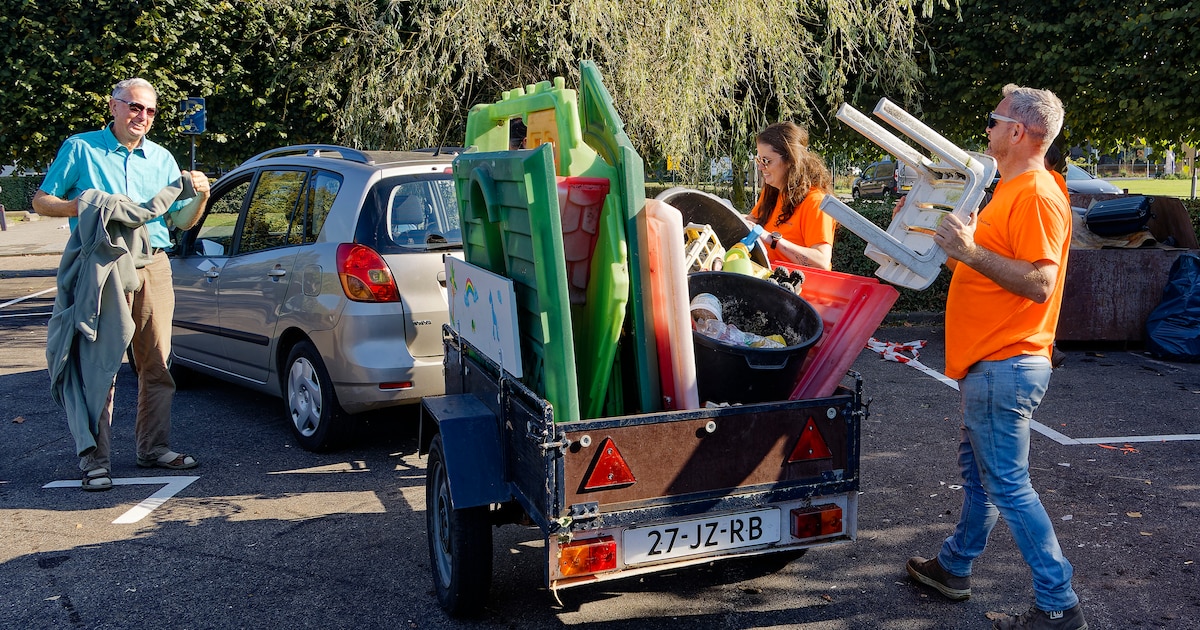 Inwoners ruimen zwerfafval op tijdens World Cleanup Day in Echt