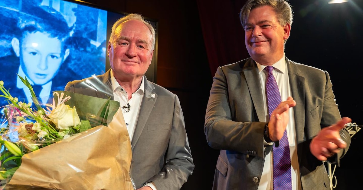 Robert Grijsen ontvangt gemeentespeld in Hilversum