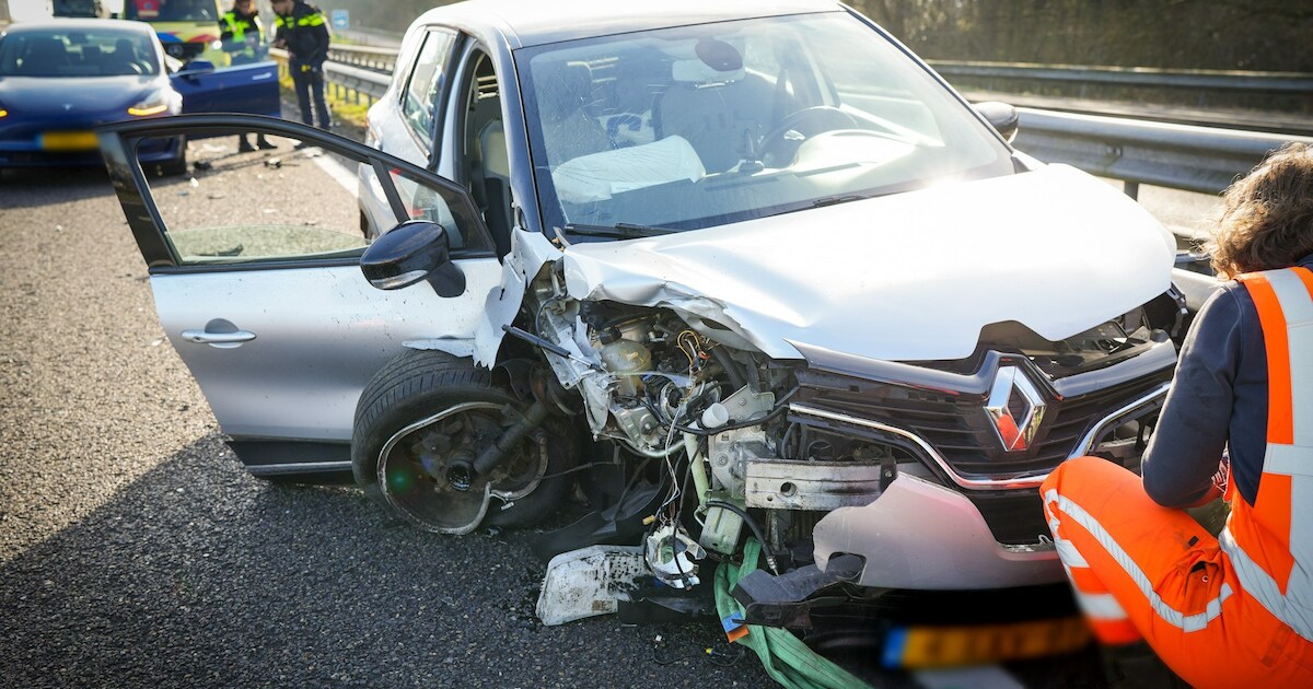 Bestuurder raakt gewond bij botsing tussen auto’s op A59 bij Waspik, grote schade en bokstukken op w