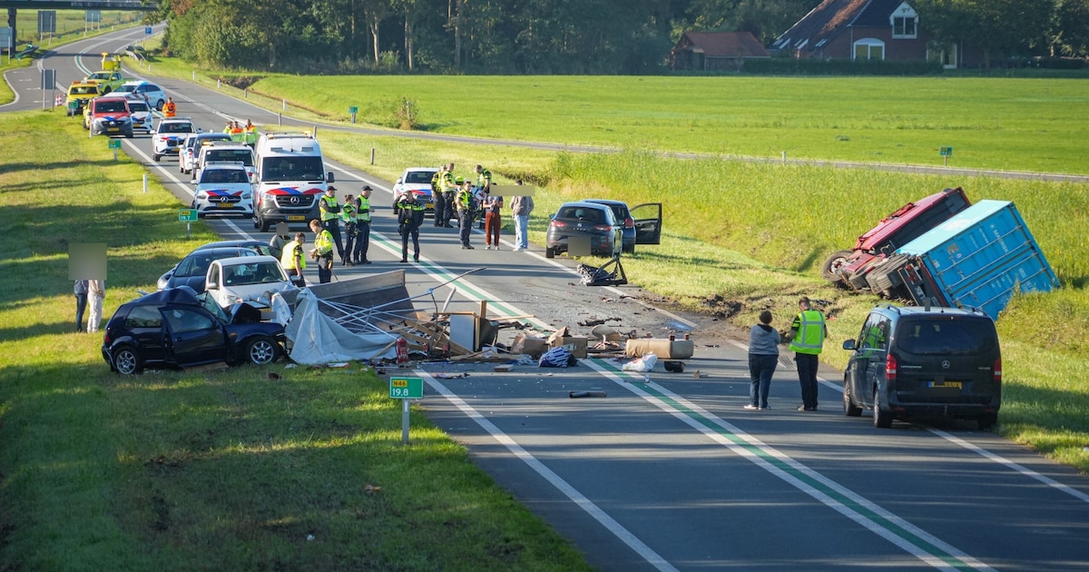 Weer een ongeluk op N46 bij Sint Annen: vrachtwagen in greppel en enorme ravage op de weg
