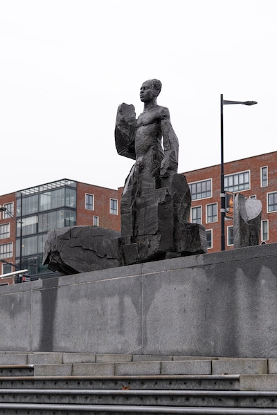 Is nieuw debat nodig over beeld Anton de Kom? ‘Als de uitkomst maar niet a priori vaststaat’