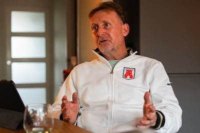 ‘Mister Tonegido’ trots op expositie over zijn oude club: ‘Je kwam er uiteenlopende figuren tegen’