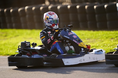 Max Verstappen voltooit in razend tempo unieke kartuitdaging op Silverstone