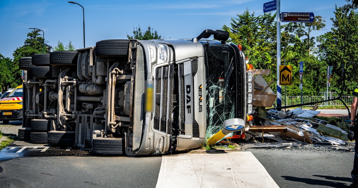 Vrachtwagen met bouwafval kantelt en verliest lading in Maarssen