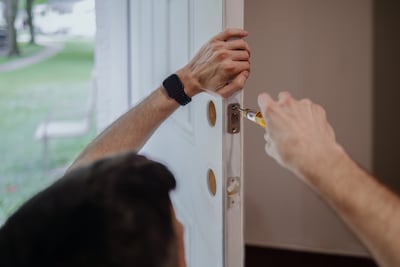 Na ontvoering nieuwe rel: ex-advocaat uit Enschede vervangt sloten, maar moet huurster weer toelaten