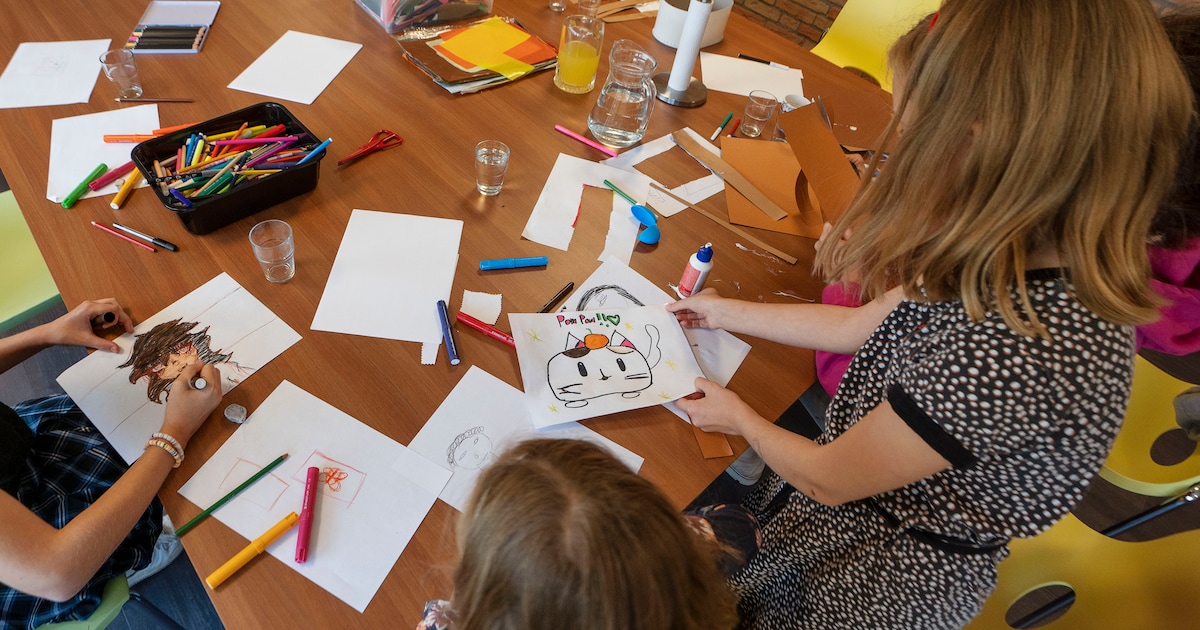 Open Kinderatelier laat kinderen werken met materialen in de Lepelaar op Vlieland