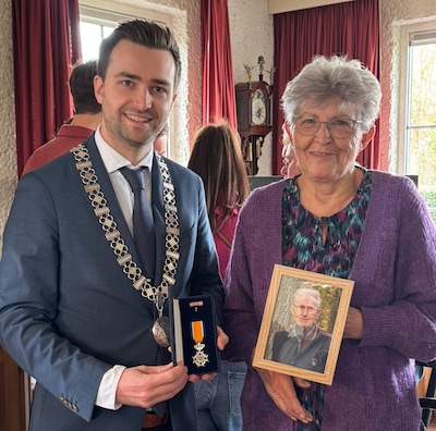 Burgemeester Heldens overhandigt koninklijke eer postuum aan nabestaanden Theo van Cranenbroek