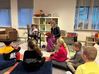 Kinderen genieten van Kleine Aap in Middelstum