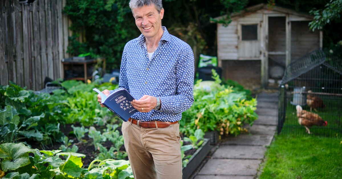 Wim signeert zijn eerste roman, waarin hij tienkamp combineert met tips ...