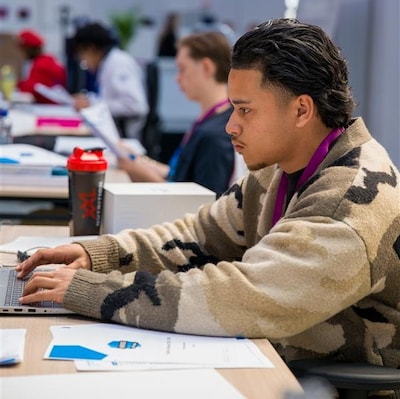 Alles leek mis te gaan, tóch pakt Deninjo (21) uit Apeldoorn gouden medaille: ‘Ik wilde naar huis’