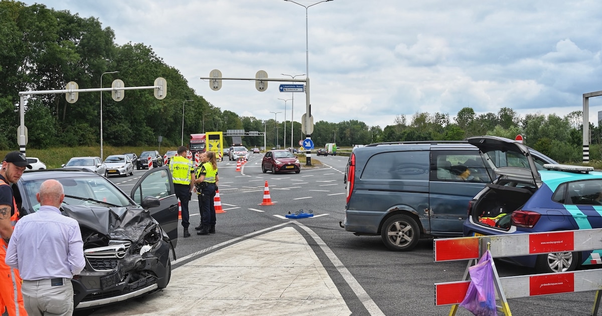 Twee auto's en een bestelbus raken beschadigd bij botsing op kruispunt in IJsselstein