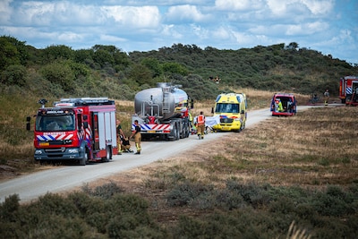 Brandweerman die onder voertuig kwam tijdens duinbrand Ouddorp is overleden