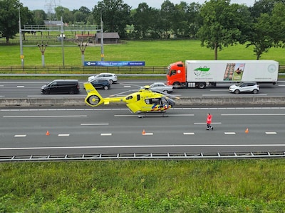 Vertraging van ruim 70 minuten: A12 richting Utrecht ter hoogte van Ede dicht na ongeval, traumaheli aanwezig