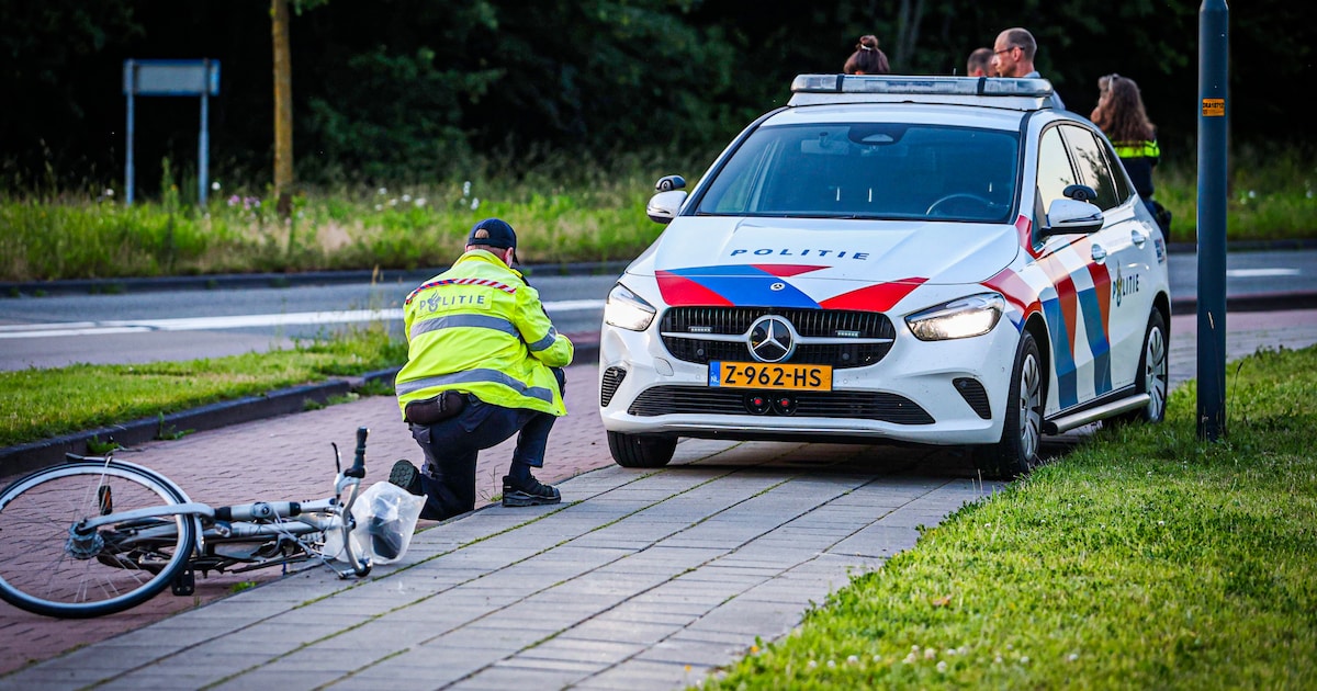 Politie botst tijdens achtervolging van scooterrijder op fietser in Drachten