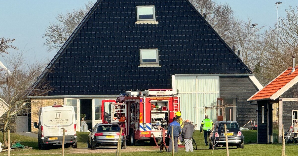 Brand in vrijstaande woning aan Gesterweg in Den Oever snel onder controle