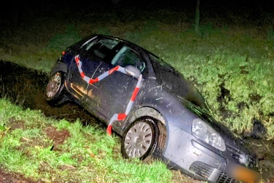 Auto rijdt sloot in langs Vogelenzangseweg in Lienden