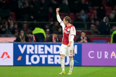 LIVE Eredivisie | Ajax seek crucial win in clash with champions PSV