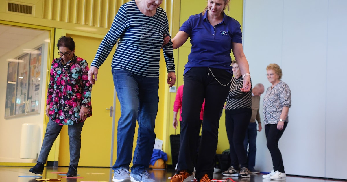 Losse snoeren en kleedjes in huis zijn funest, hier leren ouderen om vallen te voorkomen