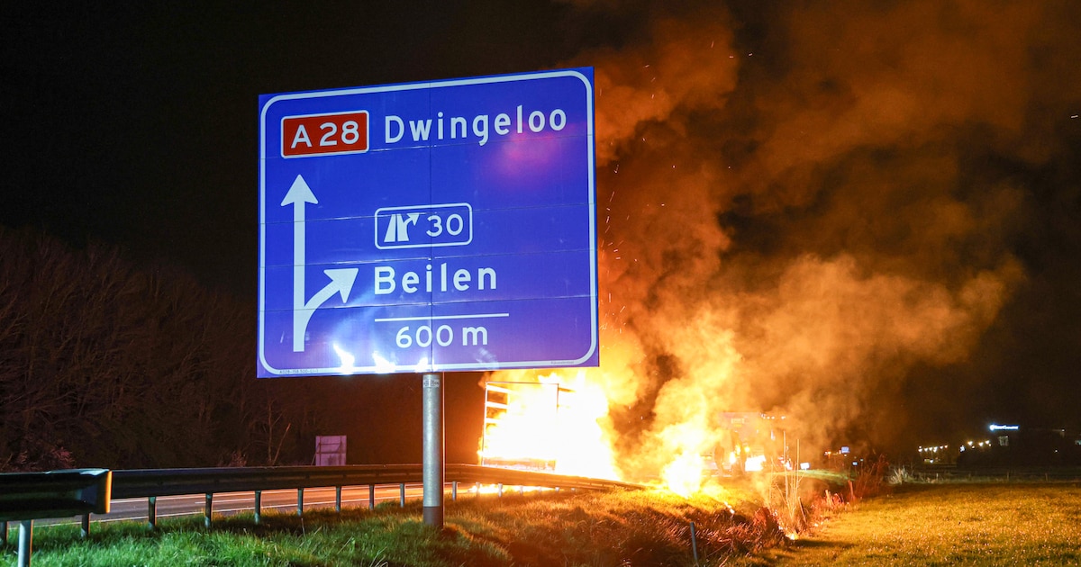 Aanhanger vliegt in brand op A28 bij Beilen