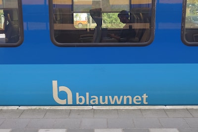 Vrouw zonder kaartje valt controleurs aan: ‘Ik vermoord je!’