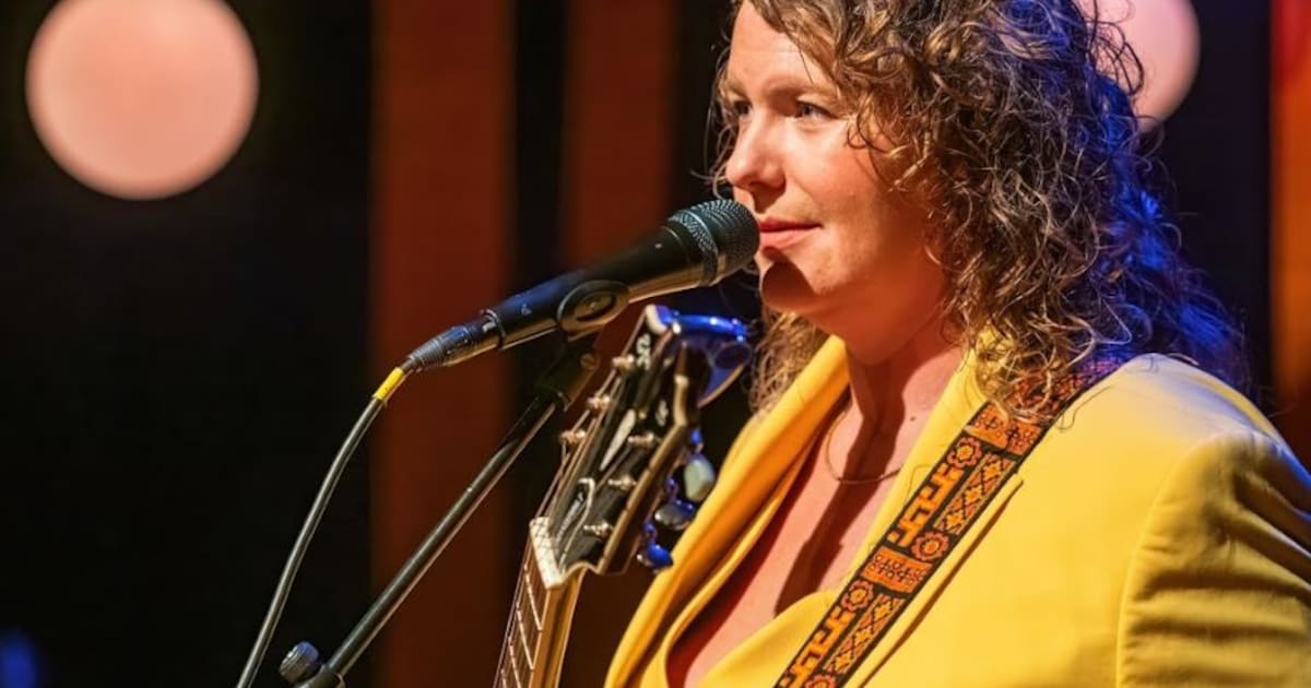 Cabaretière Kiki Schippers treedt op in Het Kwartier Stolwijk