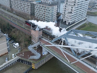 Unieke Christmas Express rijdt weer tussen Arnhem en Nijmegen: vrijwilligers zorgen voor magie op he