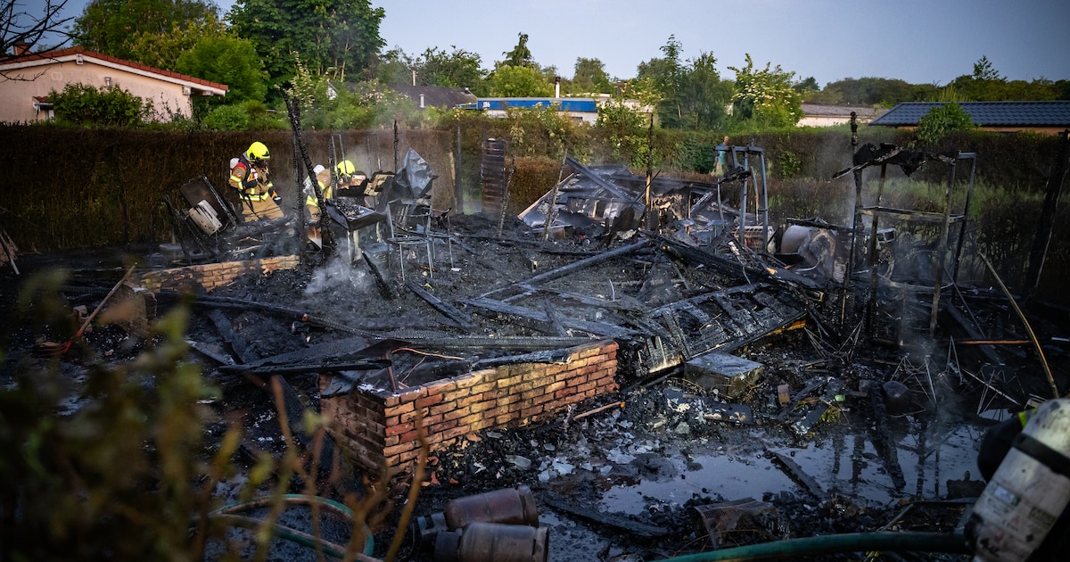 Gewonde nadat chalet verwoest wordt door flinke brand in Hellevoetsluis