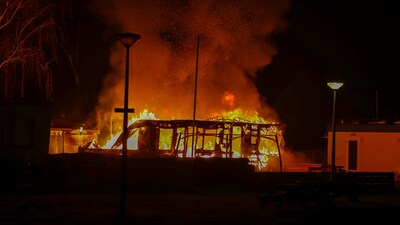 Stacaravan volledig verwoest door felle brand in Herpen, metershoge vlammen vanaf A50 te zien