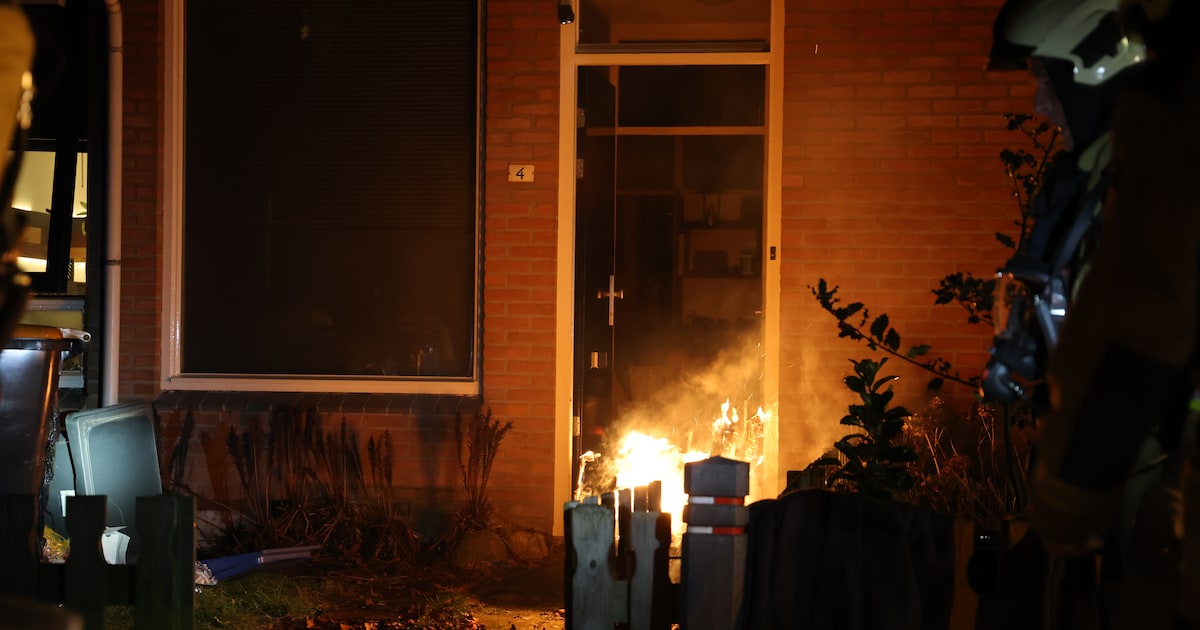 Gewonde nadat accu vlam vat in woning aan het Rozenpad in Assen