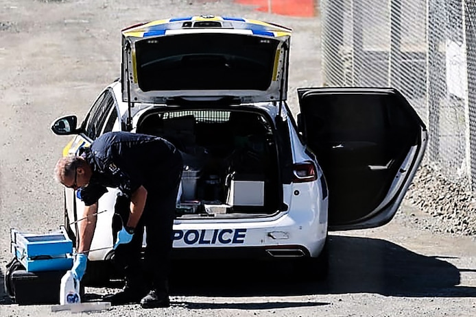 Politieonderzoek in Piopio, het dorp in Nieuw-Zeeland waar maandag de schietpartij plaatsvond. 