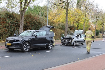 Auto vliegt in brand na kop-staartbotsing in Ede, persoon nagekeken