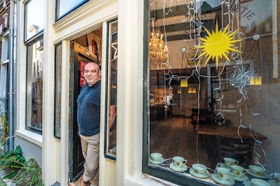 Kunst en koffie, maar géén alcohol: de oudste kroeg van Gouda is nu een kunstenaarscafé