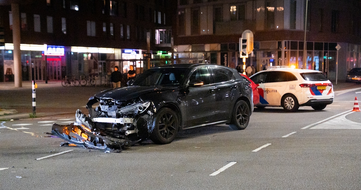 Auto's zwaar beschadigd na botsing op kruising in Velp