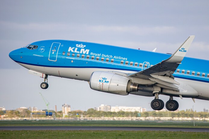 Een Boeing 737 van KLM vertrekt vanaf Schiphol.