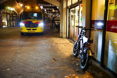 Fatbiker en voetganger botsen op Eglantier in Apeldoorn, gewonde naar het ziekenhuis