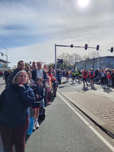 LIVE | Eerste deelnemers halve marathon in Enschede over de finish; het wachten is op de finale van 
