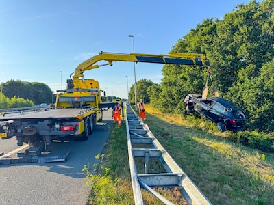 Gezin met drie kinderen naar het ziekenhuis nadat auto over de kop slaat op A50 bij Heerde