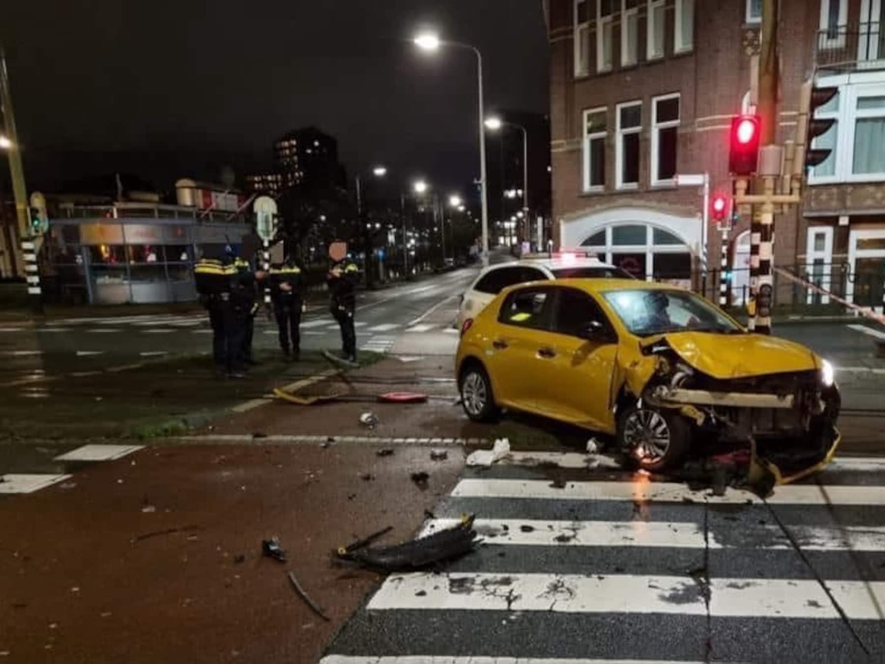 De crash vond plaats midden op het Rijswijkseplein in Den Haag.