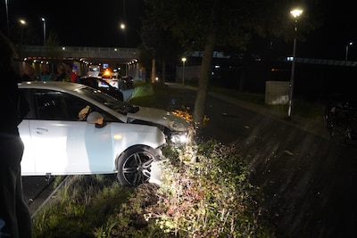 Boom voorkomt dat auto na crash bij afrit A28 in het water belandt in Zwolle