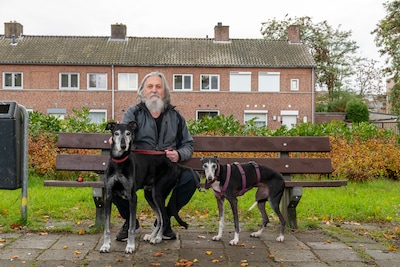 Vier pootjes aan een lijn en de ontmoetingen ontstaan vanzelf, foto-expo over de verbindende rol van
