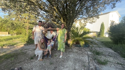 Miranda (55) uit Uden ging haar zonen achterna: ‘Ik woon in Spanje, dan wil je ook Spanjaarden om je
