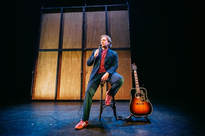 Alex Ploeg met gitaar in ‘Unplugged’: ‘Mensen zijn elkaar kwijt aan het raken’