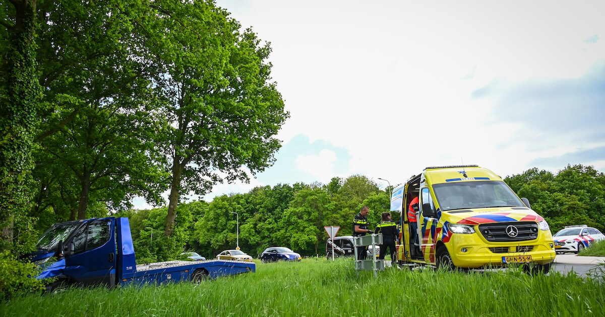 Transportwagen rijdt over rotonde en botst tegen boom bij Didam