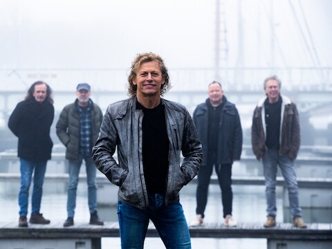 Portret van de Friese band De Kast, met vooraan Syb van der Ploeg. 