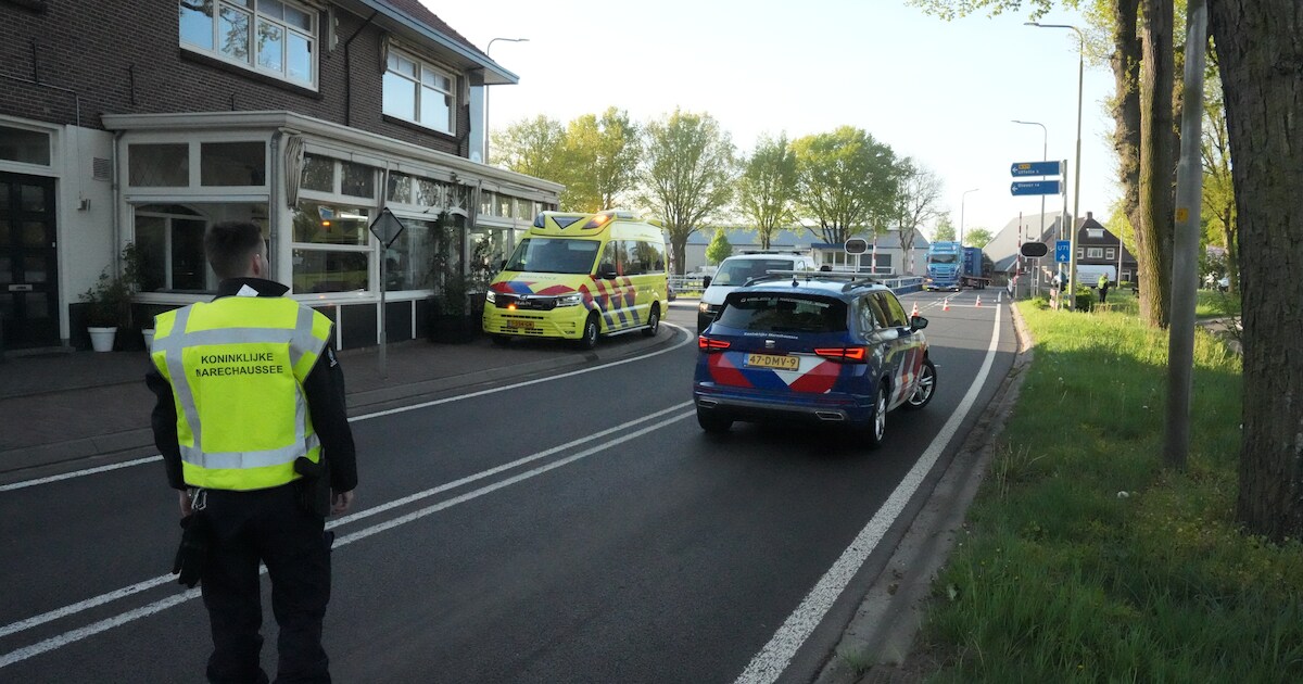 Bestuurder bestelbus rijdt door na botsing op Boskampbrug in Havelte